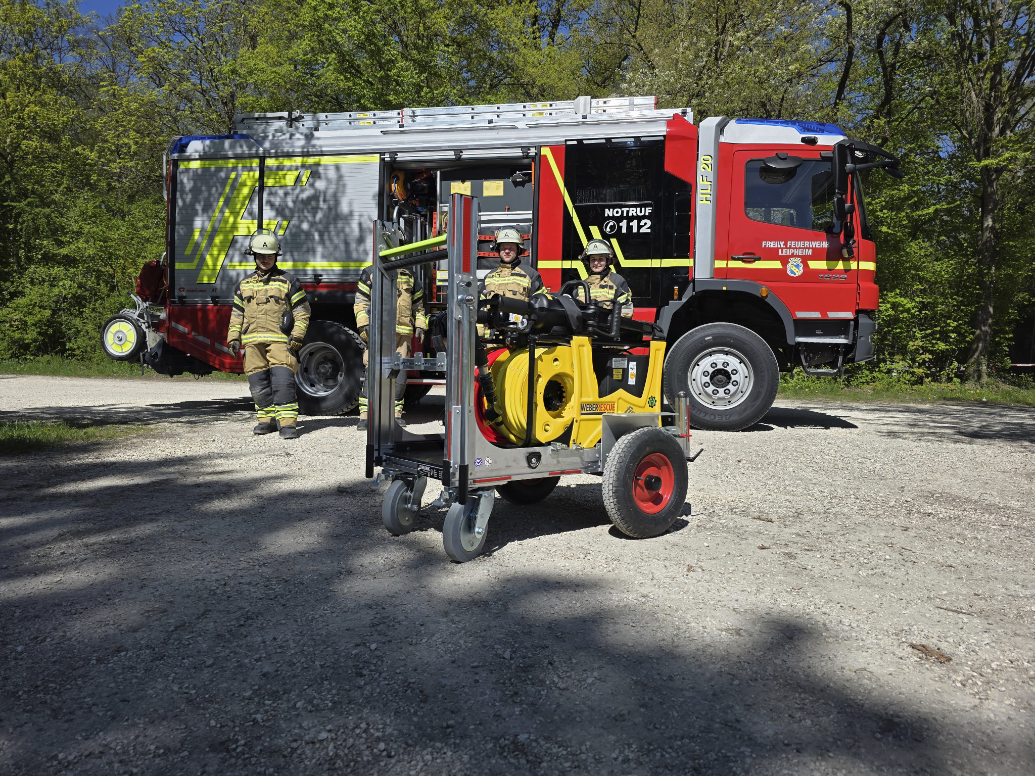 WLW vor einem Feuerwehrfahrzeug